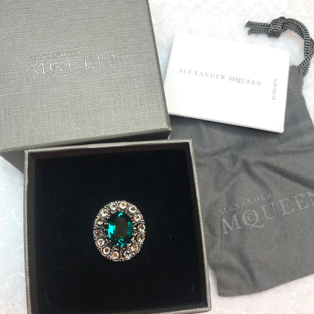 Alexander McQueen Gold and Green Statement Ring - Picture 2 of 8